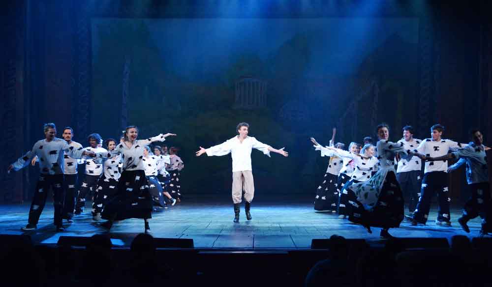 Importance of Live Streaming in Reviving Theater Industry